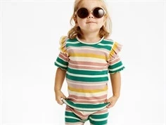 Pige klædt i multistribet Ocean T-shirt og bukser fra The New Siblings TNST6237 multi stripe